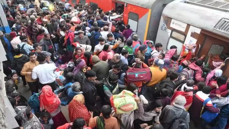 New Delhi Railway: తొక్కిసలాట జరిగినా.. తగ్గని ప్రయాణికుల రద్దీ..