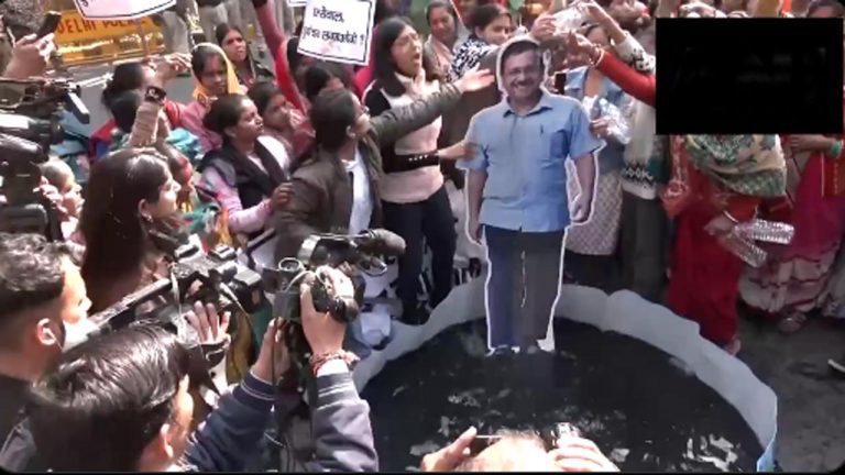 Swati Maliwal: కేజ్రీవాల్ ఇంటి దగ్గర స్వాతి మాలివాల్ హల్‌చల్.. యమునా నీళ్లతో నిరసన