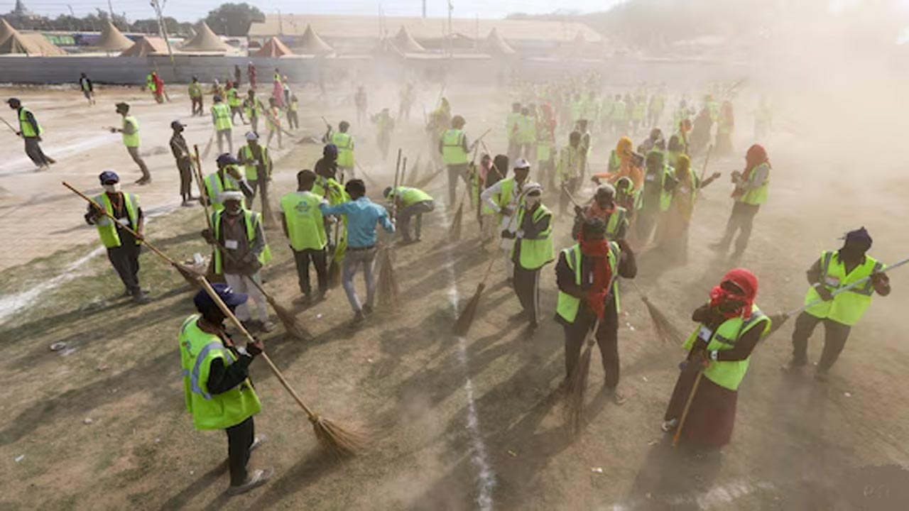 Maha Kumbh Mela: కుంభమేళాలో మరో రికార్డ్! చీపురుపట్టిన 15 వేల మంది కార్మికులు