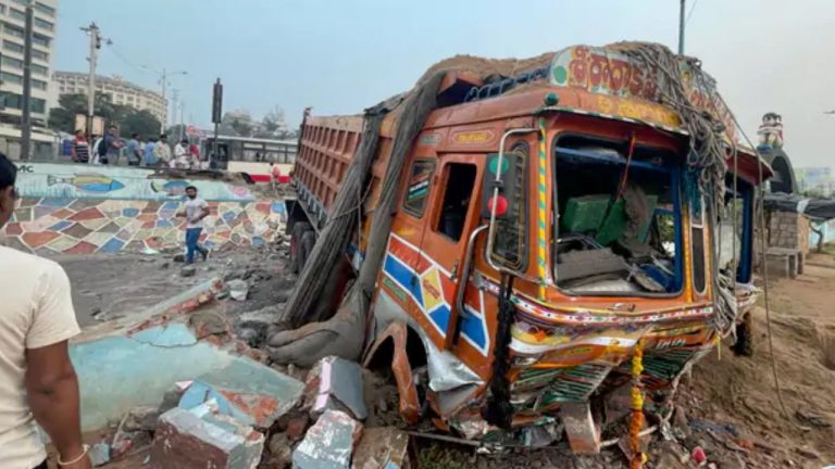 RK Beach: విశాఖ ఆర్కే బీచ్‌లో ఇసుక లారీ భీభత్సం.. తప్పిన పెను ప్రమాదం!