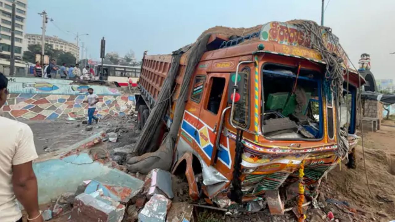 RK Beach: విశాఖ ఆర్కే బీచ్‌లో ఇసుక లారీ భీభత్సం.. తప్పిన పెను ప్రమాదం!