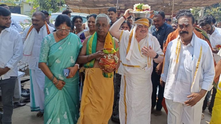 Ponnam Prabhakar: 20 ఏళ్లుగా దర్శించుకుంటున్నా.. ఈ దేవాలయాన్ని మరింత అభివృద్ధి చేస్తాం!