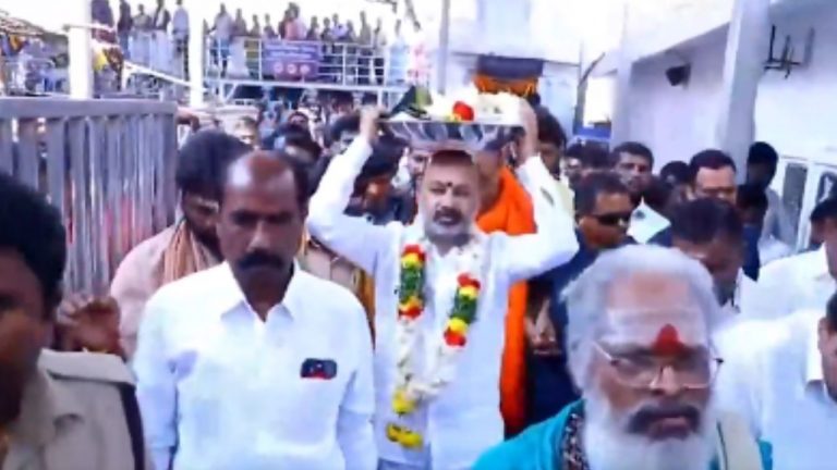 Vemulawada Temple: రాజన్న మోస్ట్ పవర్ ఫుల్.. దేశ ప్రజలు వేములవాడకి వెళ్లాలనుకుంటున్నారు: బండి సంజయ్