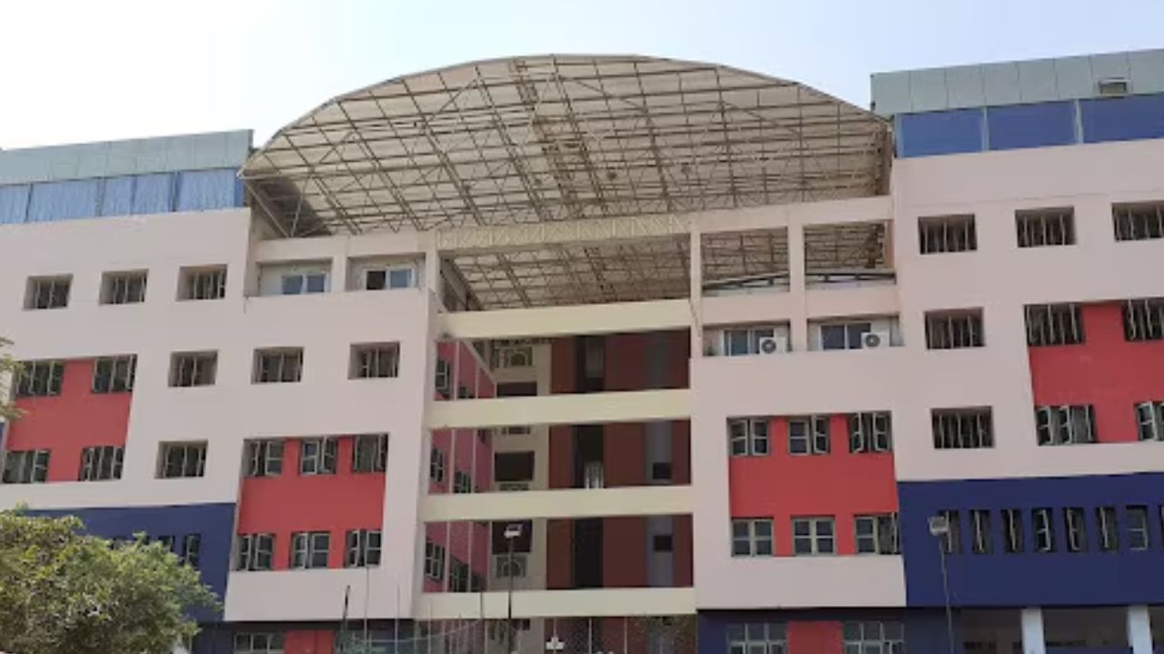 Group-2 Mains: ఒక్క నిమిషం ఆలస్యంగా వచ్చిన దివ్యాంగుడు.. అనుమతి ఇవ్వాలని ప్రాధేయపడిన భార్య!