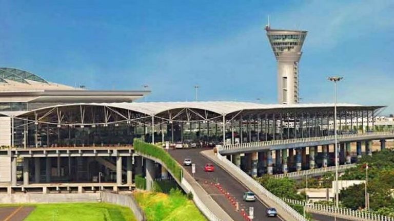 Hyderabad Airport: శంషాబాద్ ఎయిర్‌పోర్ట్‌లో తప్పిన భారీ ప్రమాదం.. అత్యవసరంగా కార్గో విమానం ల్యాండింగ్