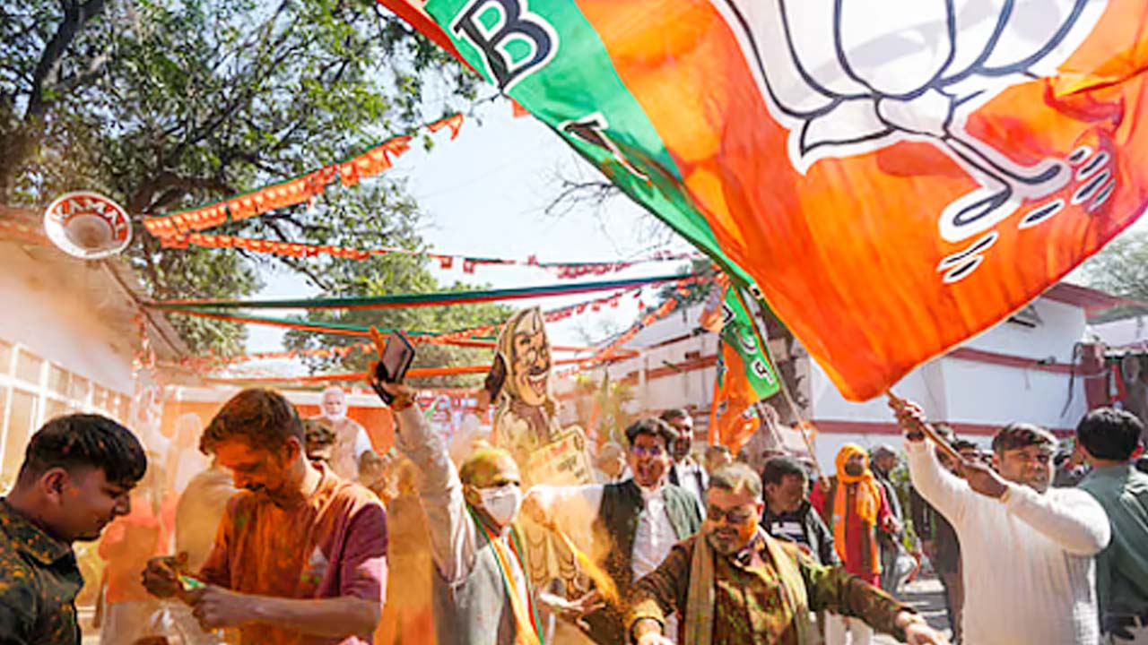 Delhi Chief Minister: ఢిల్లీ కొత్త సీఎం ఎవరనే దానిపై కొనసాగుతున్న ఉత్కంఠ..