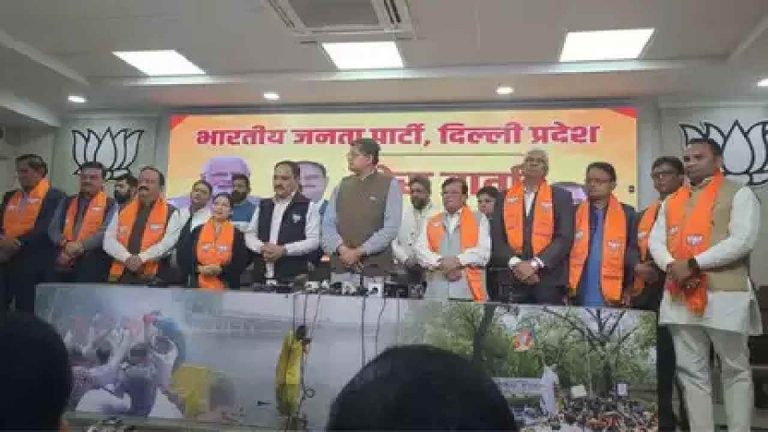 Delhi Polls: ఎన్నికల ముందు ఆప్‌కి భారీ షాక్..  బీజేపీలో చేరిన 8 మంది ఎమ్మెల్యేలు..