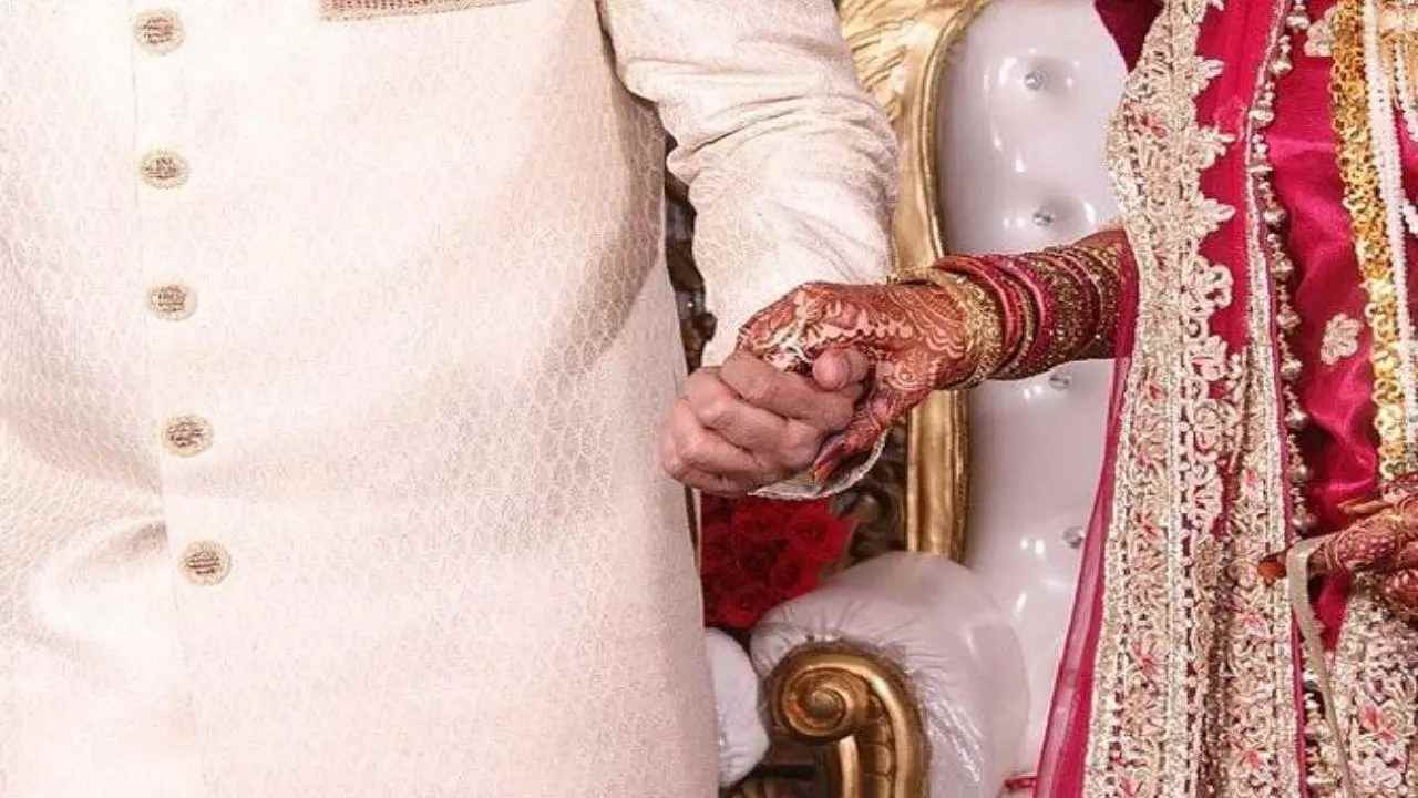 Bride Flees With Boyfriend: బ్యూటీపార్లర్ వెళ్తానని ప్రియుడితో వధువు జంప్.. కిడ్నాప్‌ అని భర్త ఫిర్యాదు..