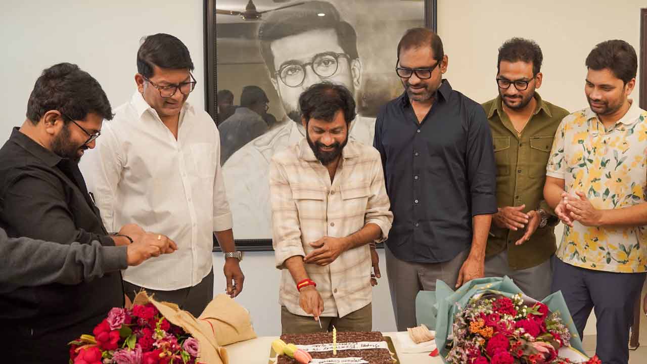 Buchibabu: బుచ్చిబాబుతో కేక్ కట్ చేయించిన RC16 నిర్మాత!