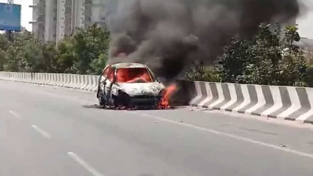 Car Fireaccident : అన్నోజిగూడ ఫ్లైఓవర్‌పై కారులో మంటలు..  పూర్తిగా దగ్ధం