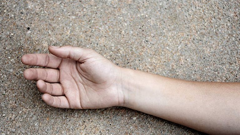 Shocking : చాంద్రాయణగుట్టలో కలకలం.. ఓ ఆటోలో ఇద్దరు యువకుల మృతదేహాలు