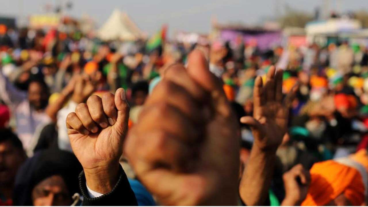 Farmers Protest: సాగునీటిని అందించాలంటూ రైతుల ఆందోళన