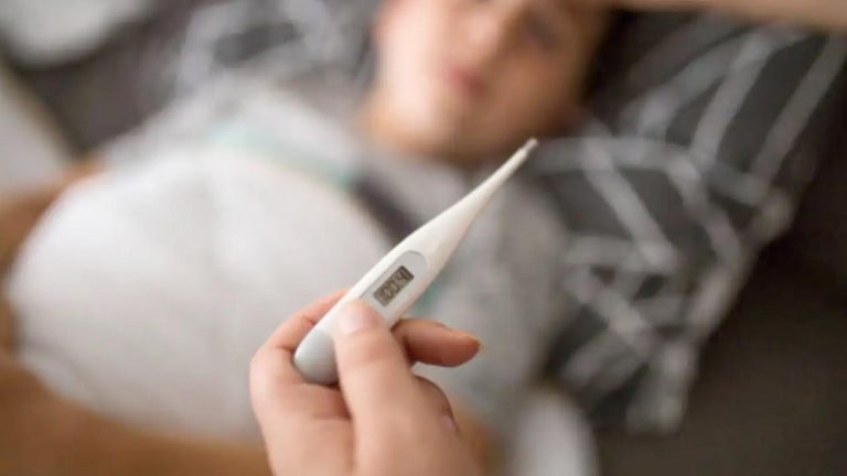 Health Tips: ఫీవర్‌తో ఉన్నప్పుడు ఇలా చేస్తున్నారా?.. ఈ విషయాలు కచ్చితంగా తెలుసుకోవాల్సిందే?