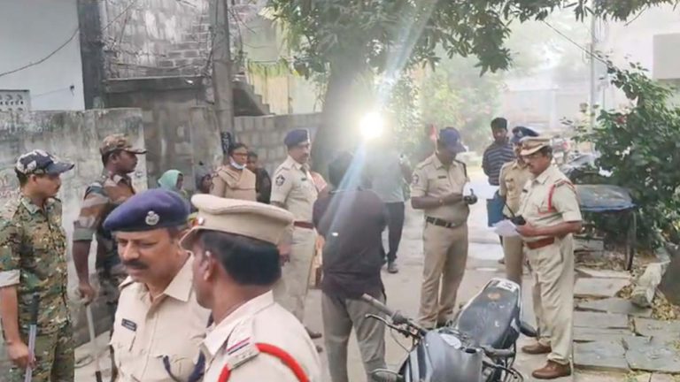 Guntur: గుంటూరు జిల్లాలో పోలీసుల కార్డెన్ సెర్చ్.. 59 వెహికల్స్ సీజ్!