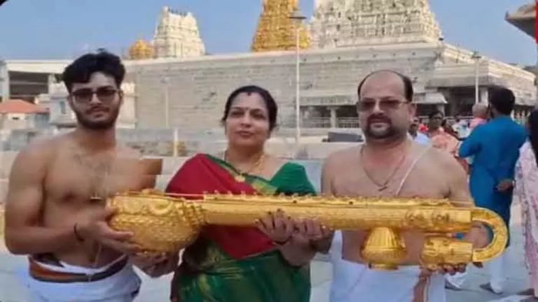 Kanchi Kamakshi: కాంచీపురం అమ్మవారికి బంగారు వీణ