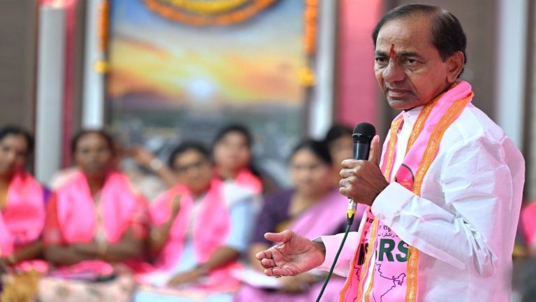KCR : కేసీఆర్ ఎర్రవల్లి ఫామ్ హౌస్ లో కీలక భేటీ.. బీఆర్ఎస్ సిల్వర్ జూబ్లీ సభ కోసం వ్యూహ రచన