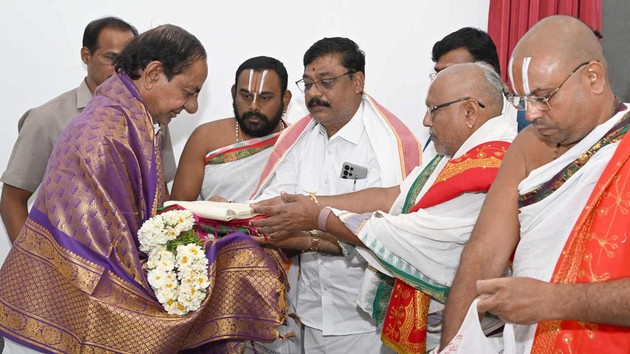 KCR : యాదగిరిగుట్ట స్వర్ణ విమాన గోపుర మహా కుంభాభిషేకం కార్యక్రమానికి కేసీఆర్‌కి ఆహ్వానం..