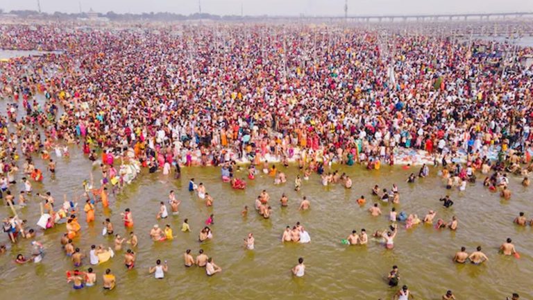 Mahakumbh Mela 2025: నేటితో ముగియనున్న కుంభమేళా.. పవిత్ర స్నానాల కోసం పోటెత్తిన భక్తులు