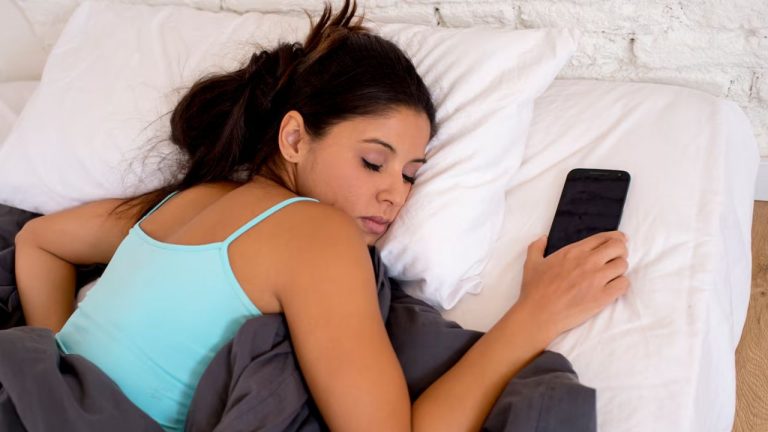 Mobile Addiction: మొబైల్ ఫోన్ పక్కన పెట్టుకొని పడుకుంటే ప్రమాదమా? నిజాలు ఏమిటి?