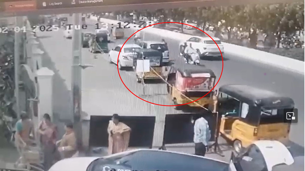 Robbery: గుంటూరులో పట్టపగలు నడిరోడ్డుపై చోరీ.. (వీడియో)