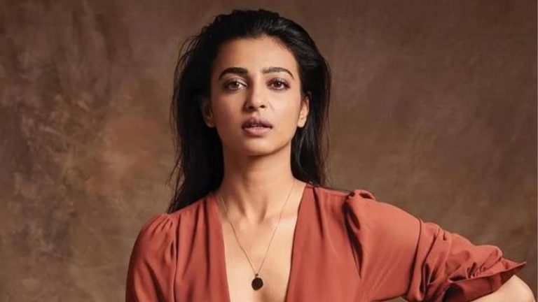 Radhika Apte: బాత్రూమ్ లో ఆ పని చేస్తూ దొరికిపోయిన రాధికా ఆప్టే.. ఒక చేతిలో మందు ఇంకో చేతిలో..