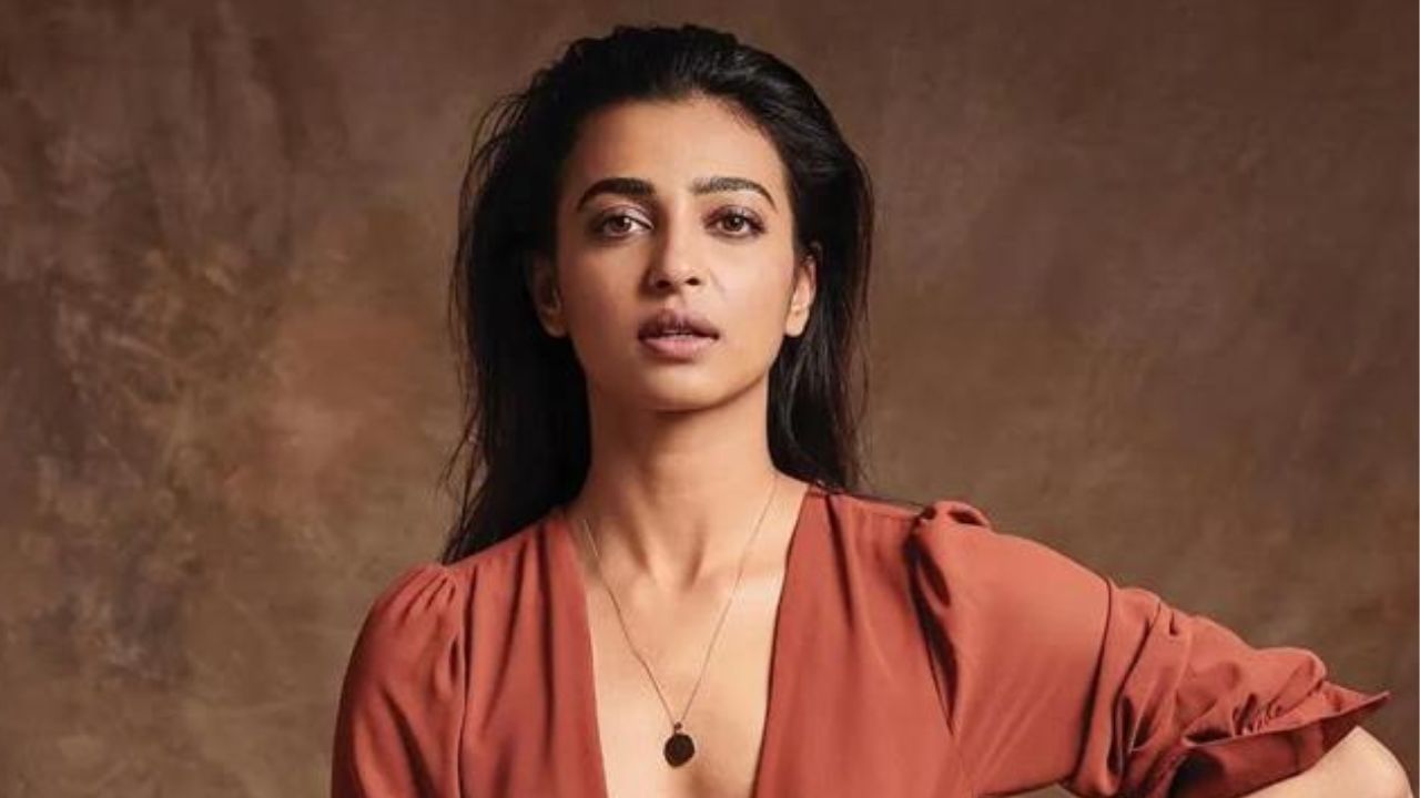 Radhika Apte: బాత్రూమ్ లో ఆ పని చేస్తూ దొరికిపోయిన రాధికా ఆప్టే.. ఒక చేతిలో మందు ఇంకో చేతిలో..