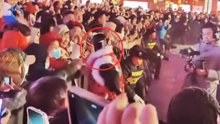 AI Robo: జనాల్ని కొట్టబోయిన ఏఐ రోబో.. భద్రతపై చర్చలు