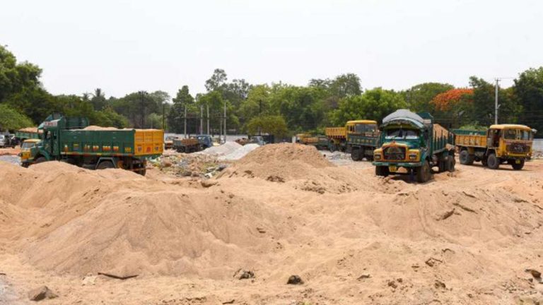 Sand Mafia: హైదరాబాద్‌లో ఇసుక మాఫియా.. పదివేలకు కొని యాభైవేలకు అమ్ముతున్న కేటుగాళ్లు