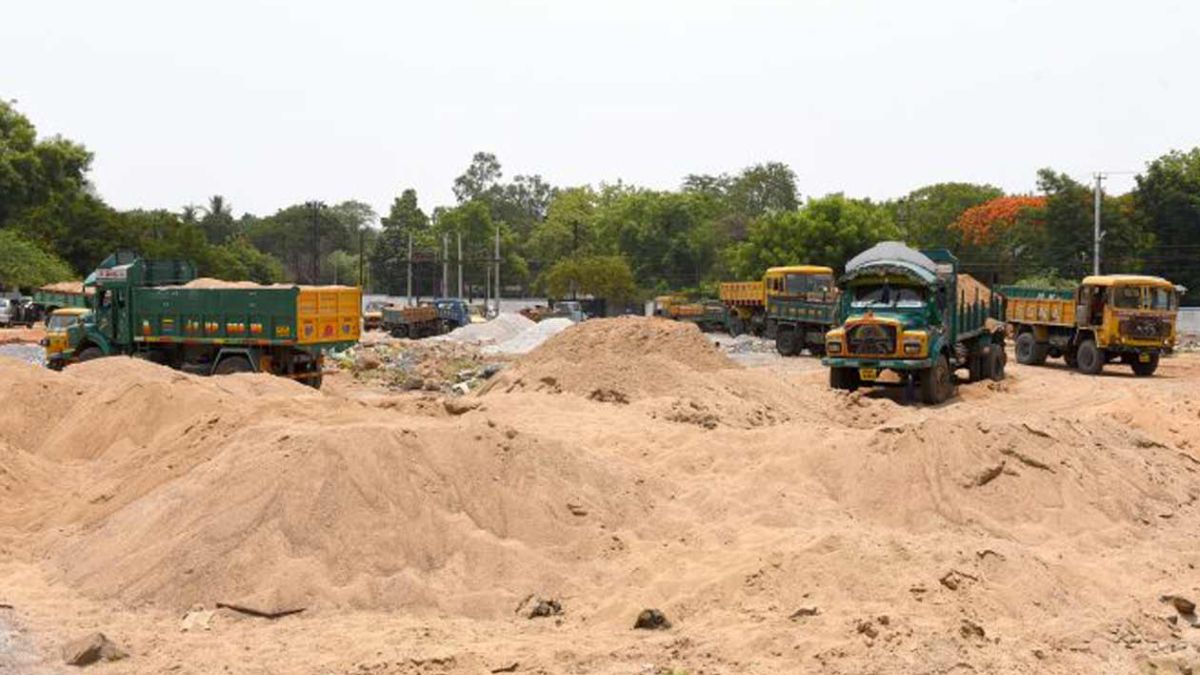 Sand Mafia: హైదరాబాద్‌లో ఇసుక మాఫియా.. పదివేలకు కొని యాభైవేలకు అమ్ముతున్న కేటుగాళ్లు