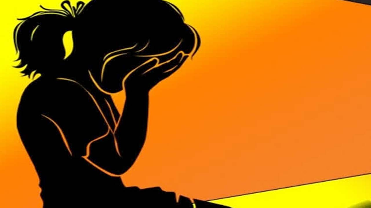 Warangal: ఇంటర్ విద్యార్థినితో ఉపాధ్యాయుడి అసభ్య ప్రవర్తన.. కుటుంబీకుల ఆందోళన