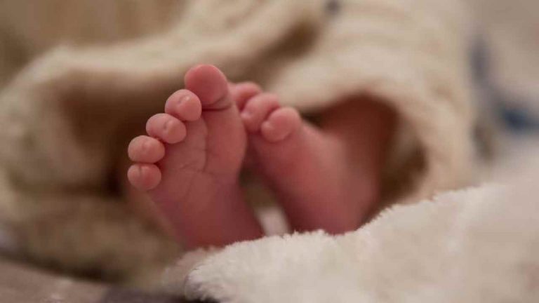 Shocking: కాలేజీలో బిడ్డకు జన్మనిచ్చి, డస్ట్‌బిన్‌లో పారేసిన విద్యార్థిని..