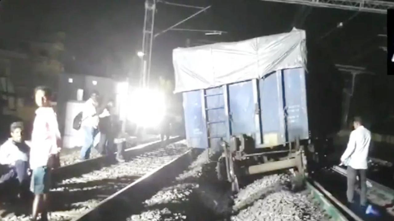 Train Derailment in Odisha: పట్టాలు తప్పిన రైలు.. ప్రమాదంలో దెబ్బతిన్న మూడు బోగీలు