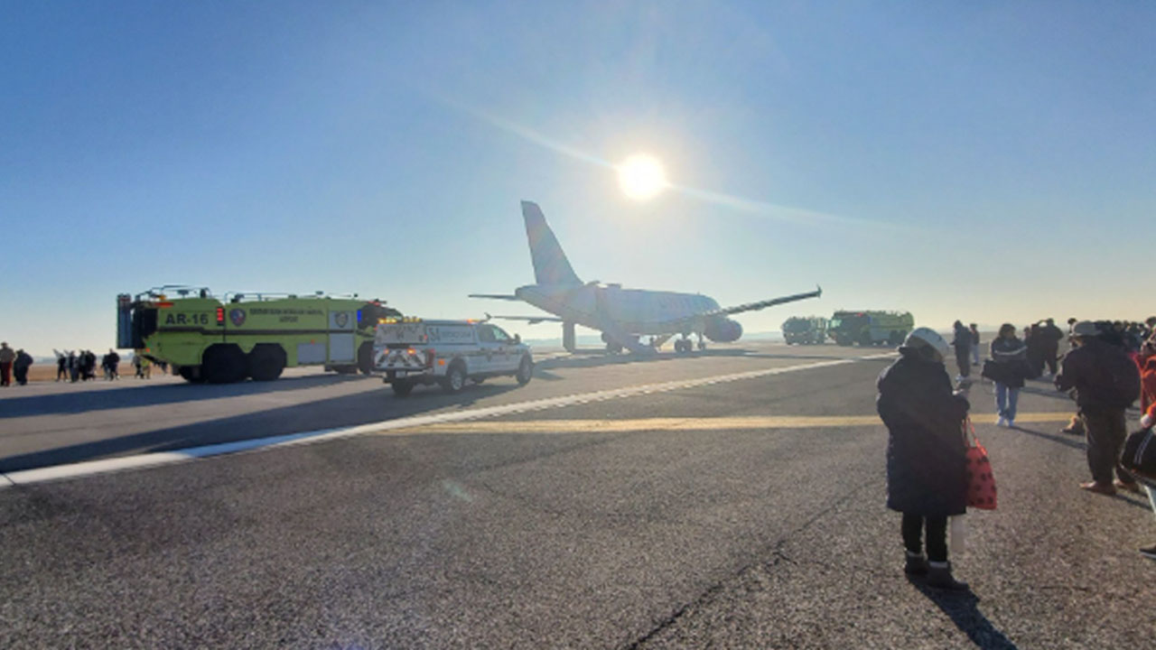 Anited Airlines: అమెరికాలో మరో విమాన ప్రమాదం.. టేకాఫ్ అవుతుండగా మంటలు