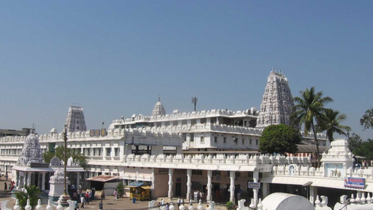Annavaram Satyanarayana Temple: అన్నవరం సత్యదేవుని ఆలయంలో అపచారం..!