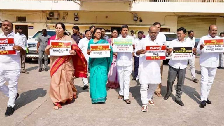 BRS : శాసనమండలి ఆవరణలో బీఆర్ఎస్ ఎమ్మెల్సీల వినూత్న నిరసన