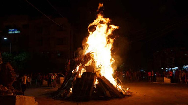 Black Magic: సంతానం కోసం నరబలి.. వ్యక్తి తల నరికి, హోలీ మంటల్లో మొండం దహనం..