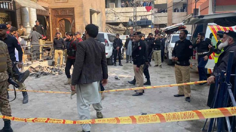 Breaking News: పాకిస్తాన్‌లో మరో దాడి.. మసీదులో బాంబ్ బ్లాస్ట్..