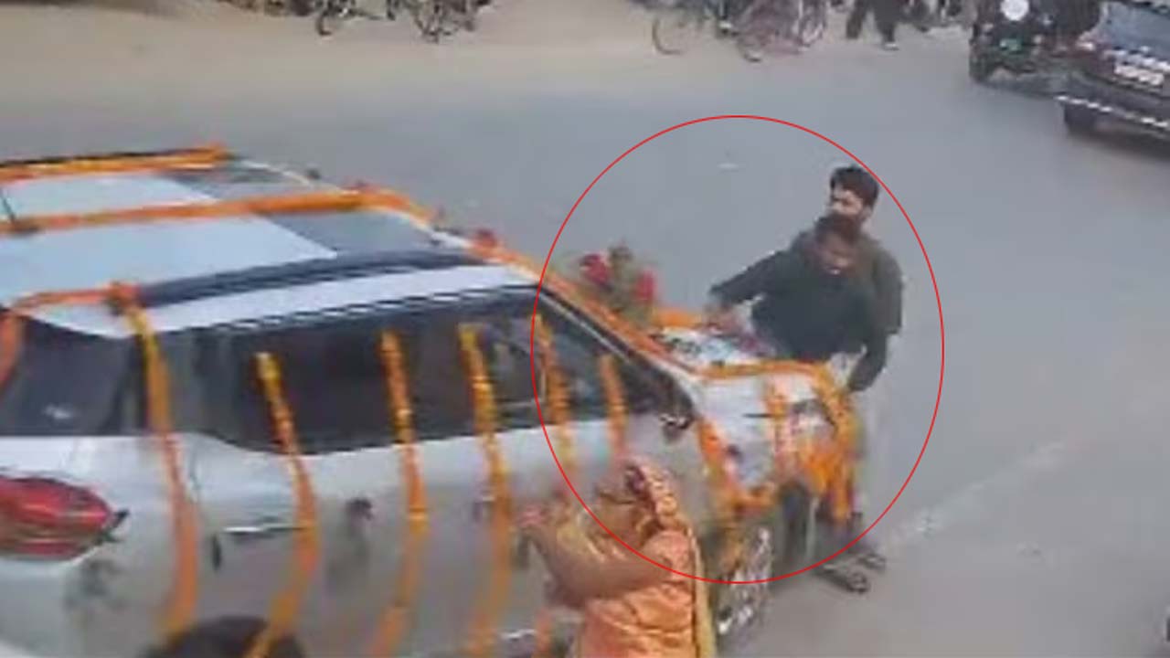 UP: పెళ్లి కారు బీభత్సం.. బైక్, ఆటో ఢీ.. వీడియో వైరల్