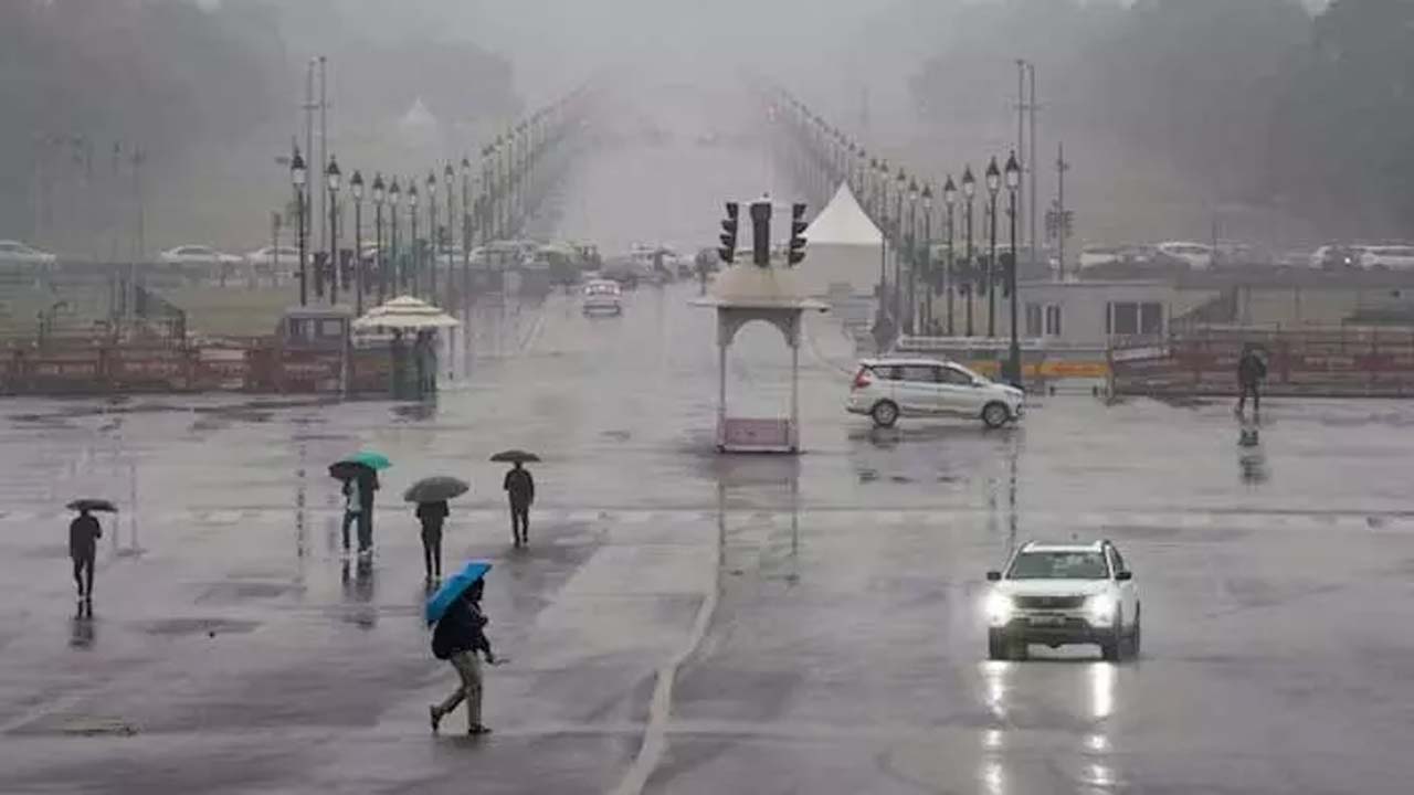 Delhi Rain: ఢిల్లీలో భారీ వర్షం.. లోతట్టు ప్రాంతాలు జలమయం