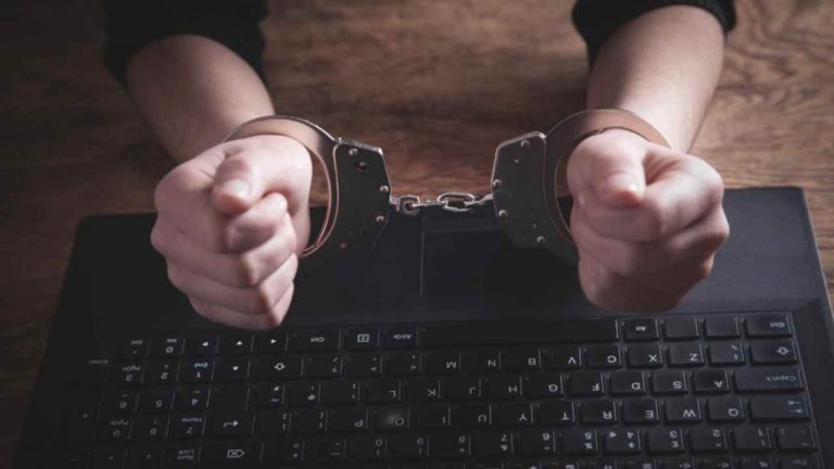 Digital Arrest: 80 ఏళ్ల వృద్ధురాలు ‘‘డిజిటల్ అరెస్ట్’’.. రూ. 20 కోట్లు కొట్టేసిన మోసగాళ్లు..