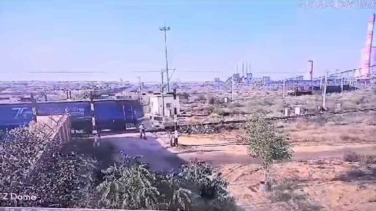 Video: బొలెరోని ఢీకొట్టిన గూడ్స్ ట్రైన్, కొద్దిలో తప్పించుకున్న జవాన్‌లు.. వీడియో వైరల్..