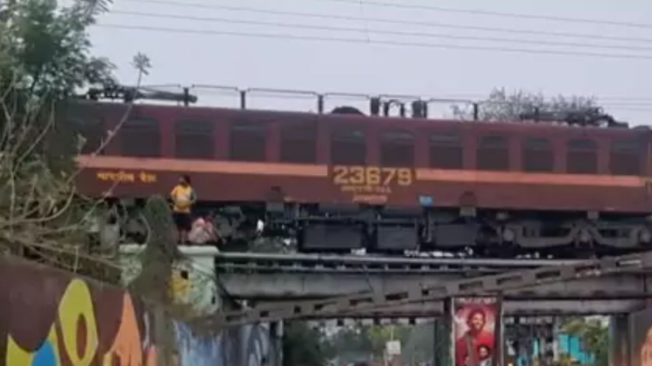 Railway Bridge: అనకాపల్లిలో లారీ బీభత్సం.. కుంగిన వంతెన, తప్పిన పెను ప్రమాదం!