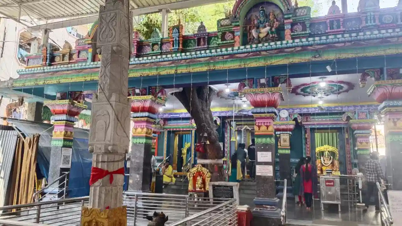 Hyderabad : గుడిలో శివ పార్వతల విగ్రహాలు ఎత్తుకెళ్లిన అక్కాచెల్లెల్లు.. ఎందుకిలా చేశారంటే?