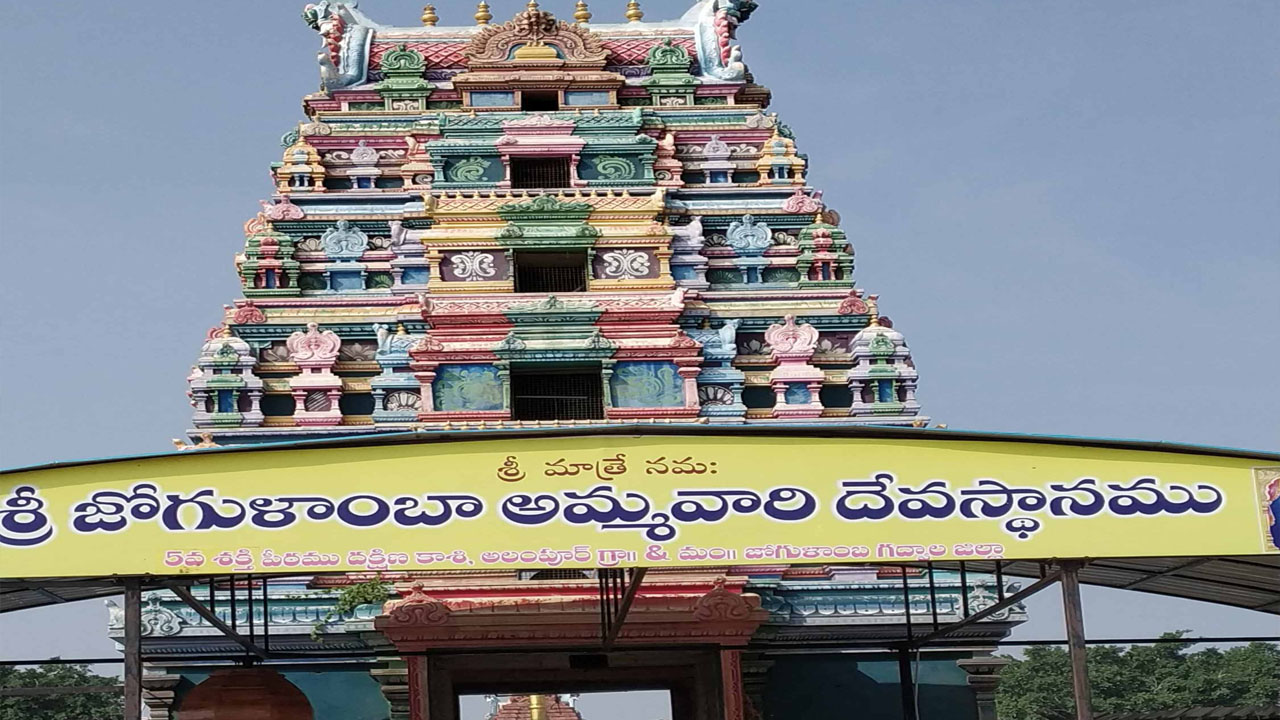 Konda Surekha: జోగులాంబ ఆల‌య పూజారిపై క్రిమినల్ కేసులు.. విచార‌ణ‌కు మంత్రి కొండా సురేఖ ఆదేశం
