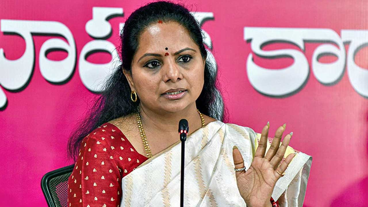 BRS MLC Kavitha Hot Comments On Congress Govt Budget