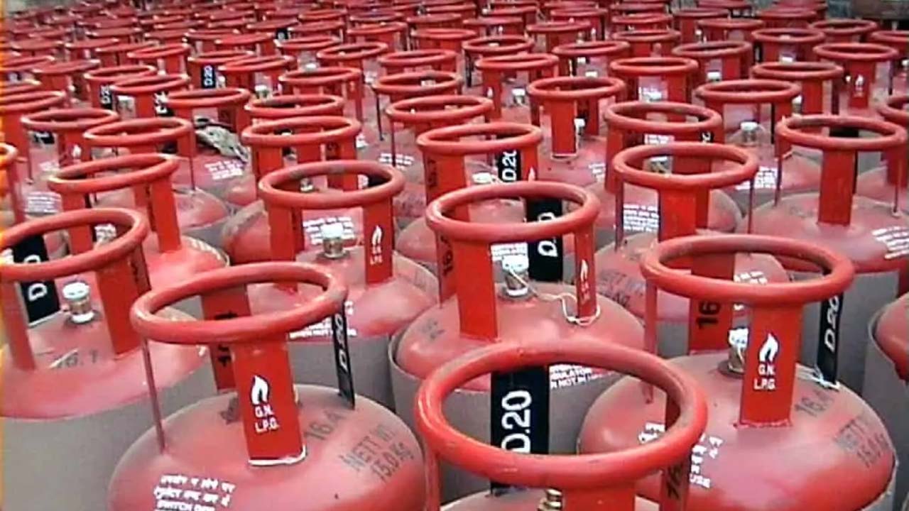 LPG Prices Hiked: పెరిగిన గ్యాస్ సిలిండర్ ధర.. ఎంతంటే..!