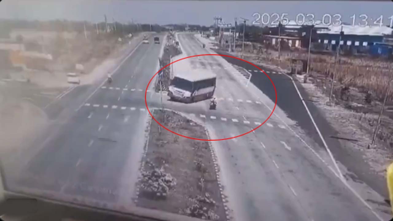 Maharashtra: హైవేపై బైకర్ నిర్లక్ష్యం.. తప్పించబోయి బస్సు బోల్తా.. వీడియో వైరల్