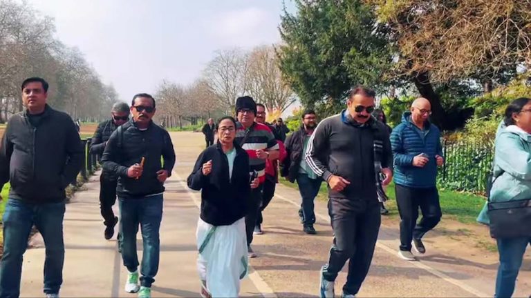 Mamata Banerjee: లండన్‌లో సీఎం మమత చీర, చెప్పులతో జాగింగ్.. వీడియోలు వైరల్