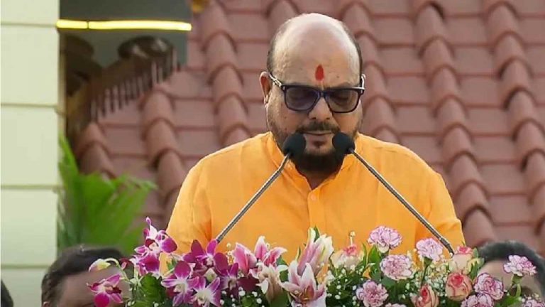 Minister: మహిళలు లిప్ స్టిక్‌తో పాటు కత్తి, కారం తీసుకెళ్లండి..