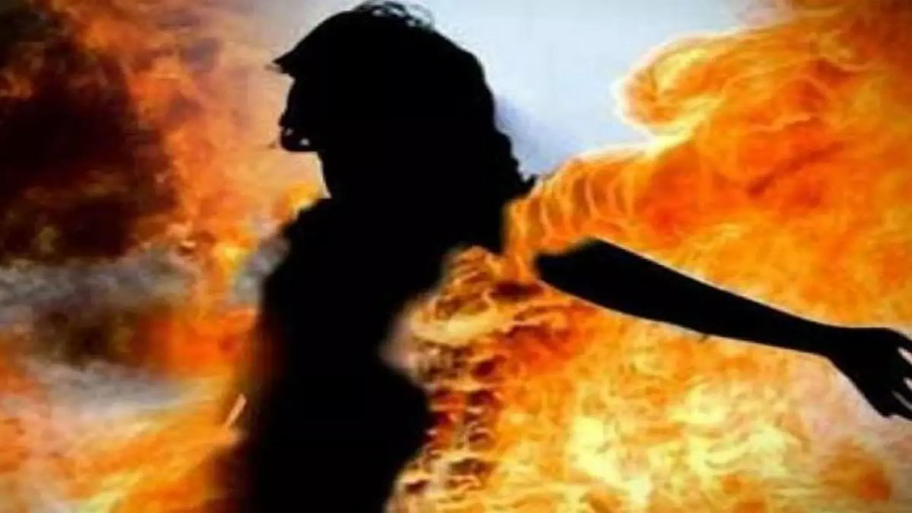 Mumbai: ప్రియురాలిపై పెట్రోల్ పోసి నిప్పంటించి.. తానూ తగలబెట్టుకున్న ప్రియుడు..